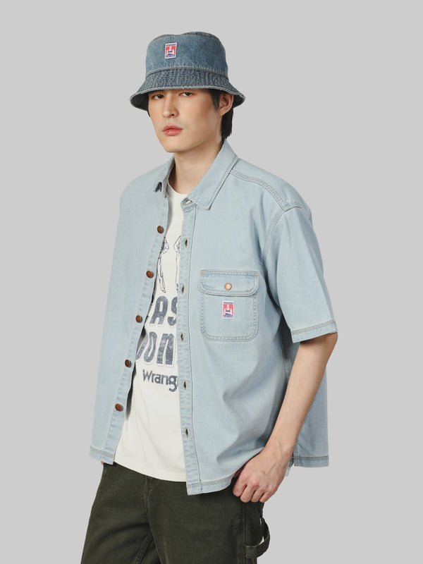 เสื้อเชิ้ตแขนสั้นผู้ชาย คอลเลคชั่น CASEY JONES OVERSIZE FIT สียีนส์อ่อน