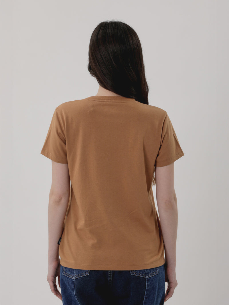 เสื้อยืดแขนสั้นผู้หญิง คอลเลคชั่น EVERYDAY WITH WRANGLER ทรงตรง สีเบจ