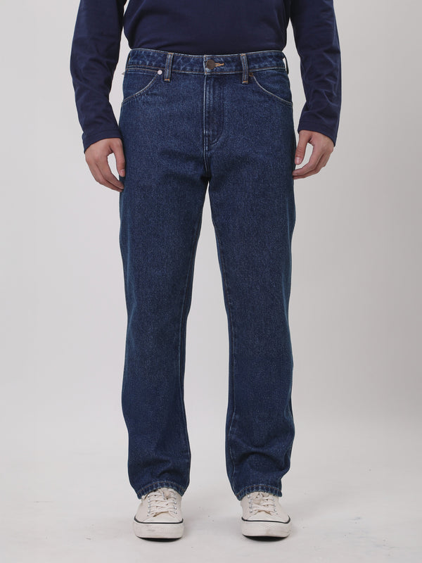 กางเกงยีนส์ผู้ชาย GREENSBORO FIT เอวกลาง ทรงตรง สียีนส์กลาง