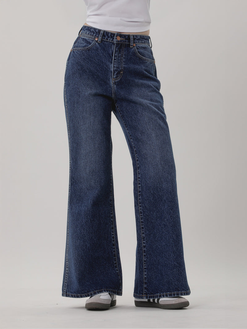 กางเกงยีนส์ผู้หญิง คอลเลคชั่น EVERYDAY WITH WRANGLER FLARE FIT เอวสูง ทรงตรง-ขาม้ากว้าง สียีนส์เข้ม