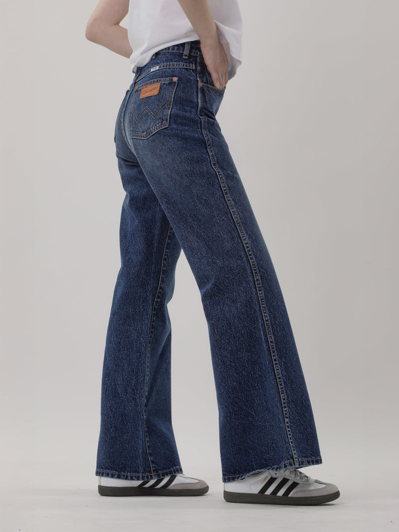 กางเกงยีนส์ผู้หญิง คอลเลคชั่น EVERYDAY WITH WRANGLER FLARE FIT เอวสูง ทรงตรง-ขาม้ากว้าง สียีนส์เข้ม