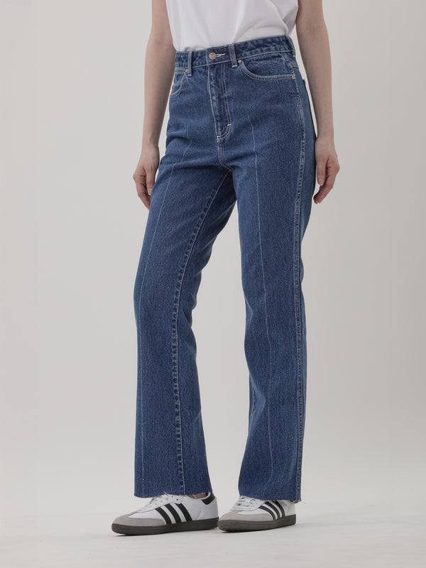 กางเกงยีนส์ผู้หญิง คอลเลคชั่น EVERYDAY WITH WRANGLER FLARE FIT เอวกลาง ทรงตรง-ขาม้า สียีนส์กลาง