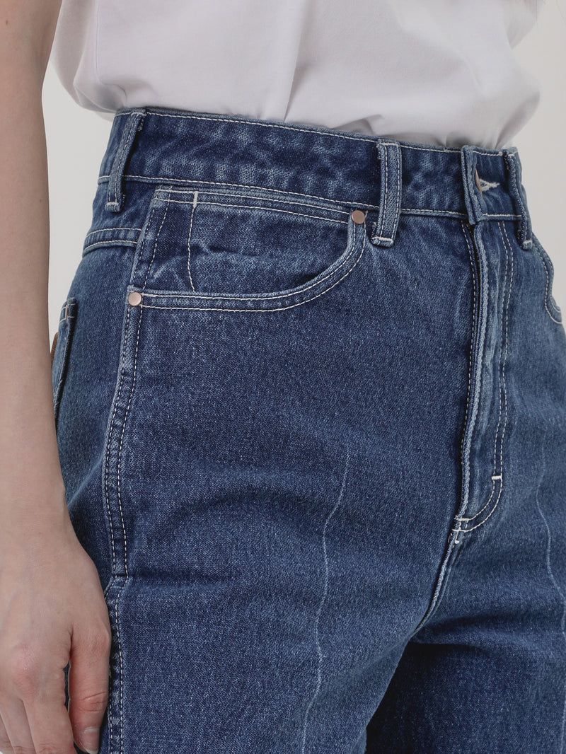 กางเกงยีนส์ผู้หญิง คอลเลคชั่น EVERYDAY WITH WRANGLER FLARE FIT เอวกลาง ทรงตรง-ขาม้า สียีนส์กลาง