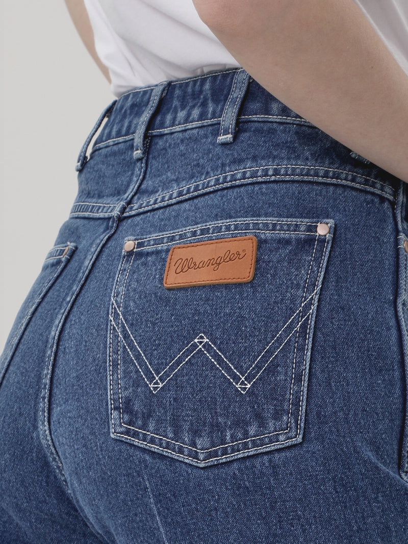 กางเกงยีนส์ผู้หญิง คอลเลคชั่น EVERYDAY WITH WRANGLER FLARE FIT เอวกลาง ทรงตรง-ขาม้า สียีนส์กลาง