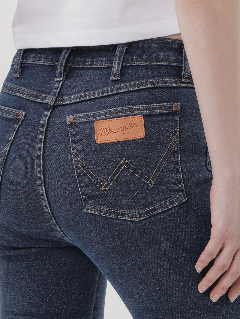กางเกงยีนส์ผู้หญิง คอลเลคชั่น EVERYDAY WITH WRANGLER BOOTCUT FIT เอวสูง ทรงขาม้า สียีนส์เข้ม
