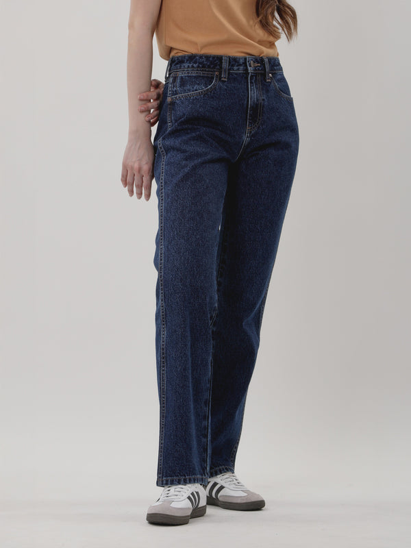 กางเกงยีนส์ผู้หญิง คอลเลคชั่น EVERYDAY WITH WRANGLER SUNSET FIT เอวกลาง ทรงตรง สียีนส์เข้ม