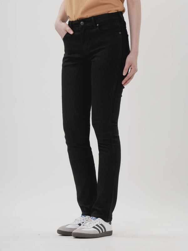กางเกงยีนส์ผู้หญิง คอลเลคชั่น EVERYDAY WITH WRANGLER LARA FIT เอวกลาง ทรงเข้ารูป สีดำ