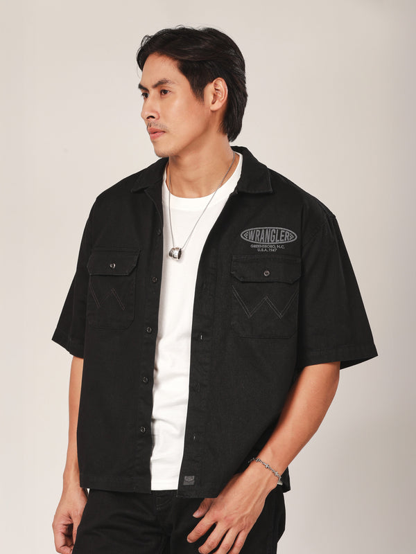 เสื้อเชิ้ตแขนสั้นผู้ชาย คอลเลคชั่น BIKER LOOK RELAXED FIT สีดำ