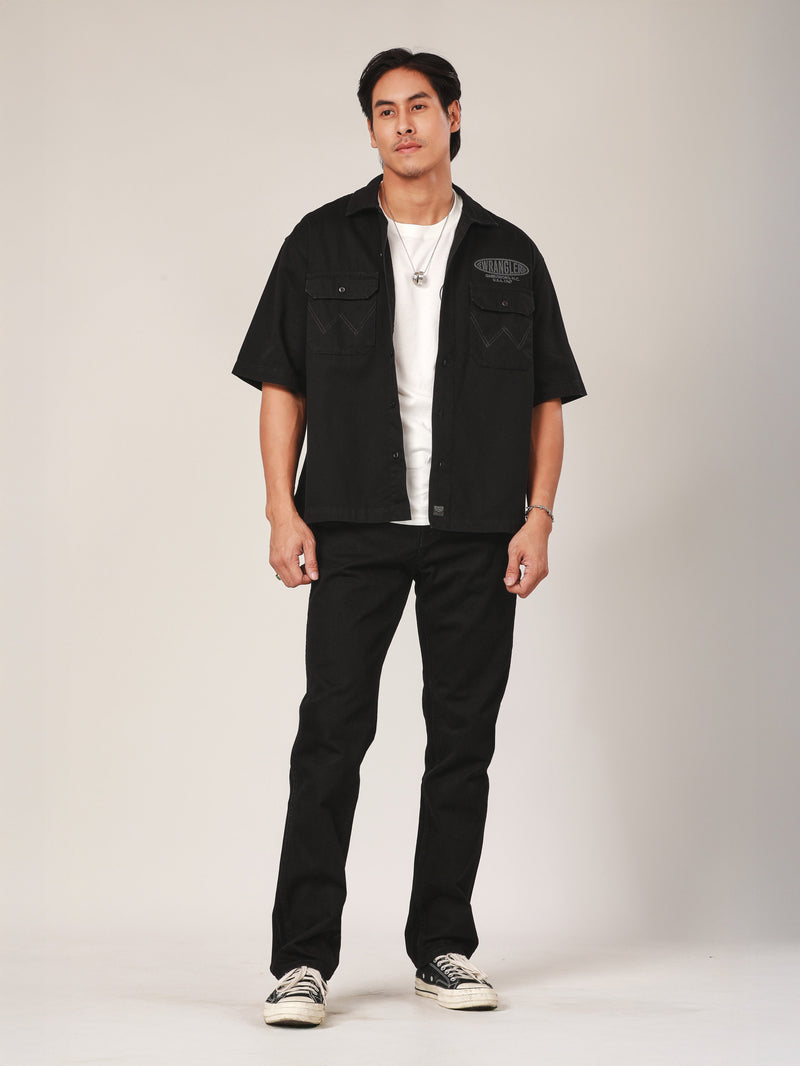 เสื้อเชิ้ตแขนสั้นผู้ชาย คอลเลคชั่น BIKER LOOK RELAXED FIT สีดำ