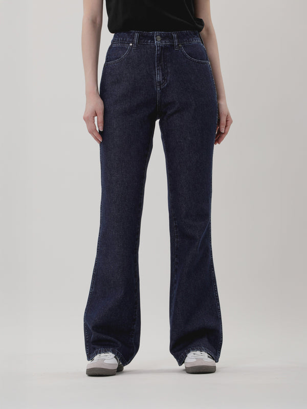 กางเกงยีนส์ผู้หญิง คอลเลคชั่น EVERYDAY WITH WRANGLER BOOTCUT FIT เอวสูง ทรงขาม้า สียีนส์เข้ม