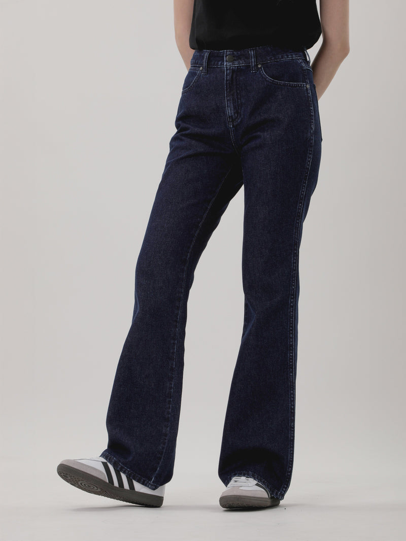 กางเกงยีนส์ผู้หญิง คอลเลคชั่น EVERYDAY WITH WRANGLER BOOTCUT FIT เอวสูง ทรงขาม้า สียีนส์เข้ม