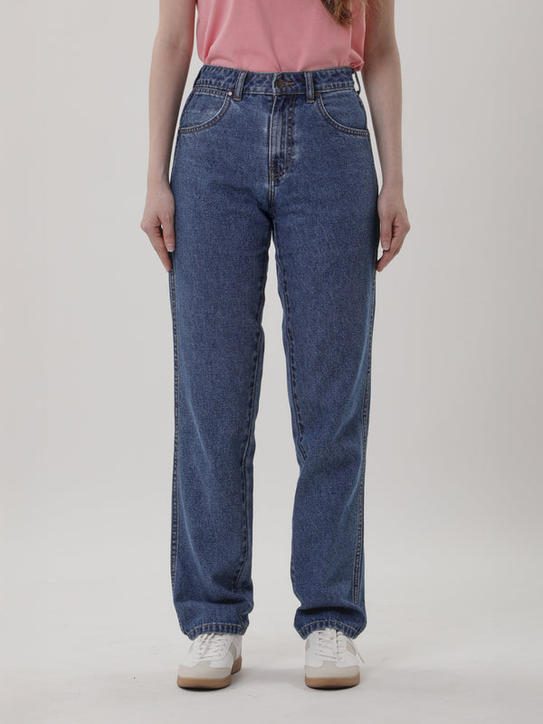 กางเกงยีนส์ผู้หญิง คอลเลคชั่น EVERYDAY WITH WRANGLER MOM FIT เอวสูง ทรงตรง สียีนส์กลาง