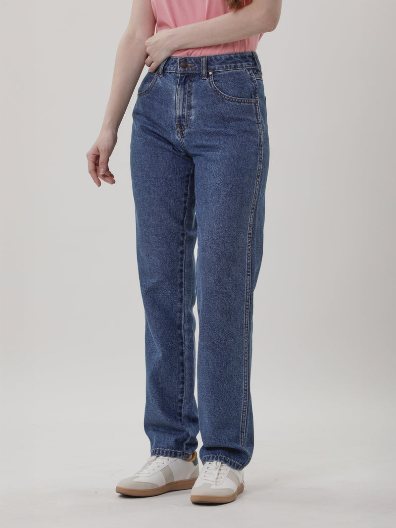 กางเกงยีนส์ผู้หญิง คอลเลคชั่น EVERYDAY WITH WRANGLER MOM FIT เอวสูง ทรงตรง สียีนส์กลาง