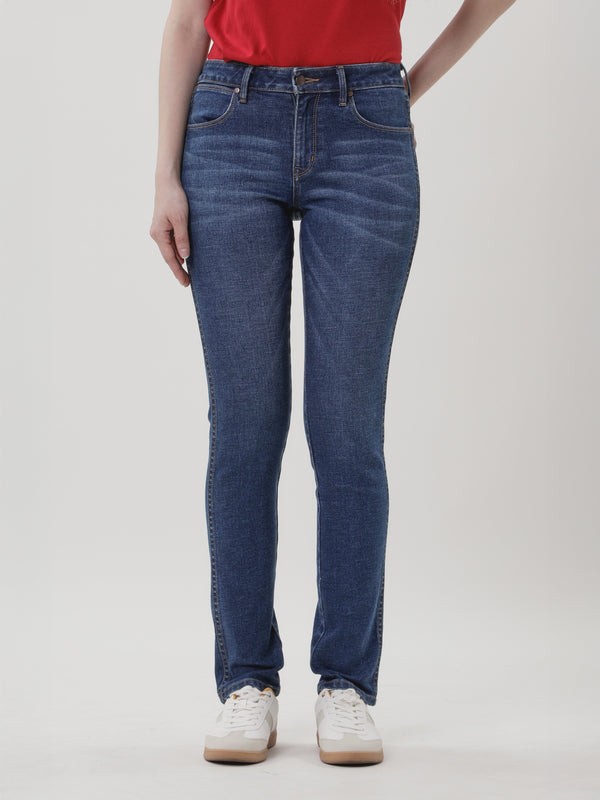 กางเกงยีนส์ผู้หญิง คอลเลคชั่น EVERYDAY WITH WRANGLER LARA FIT เอวกลาง ทรงเข้ารูป สียีนส์กลาง