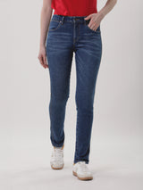 กางเกงยีนส์ผู้หญิง คอลเลคชั่น EVERYDAY WITH WRANGLER LARA FIT เอวกลาง ทรงเข้ารูป สียีนส์กลาง