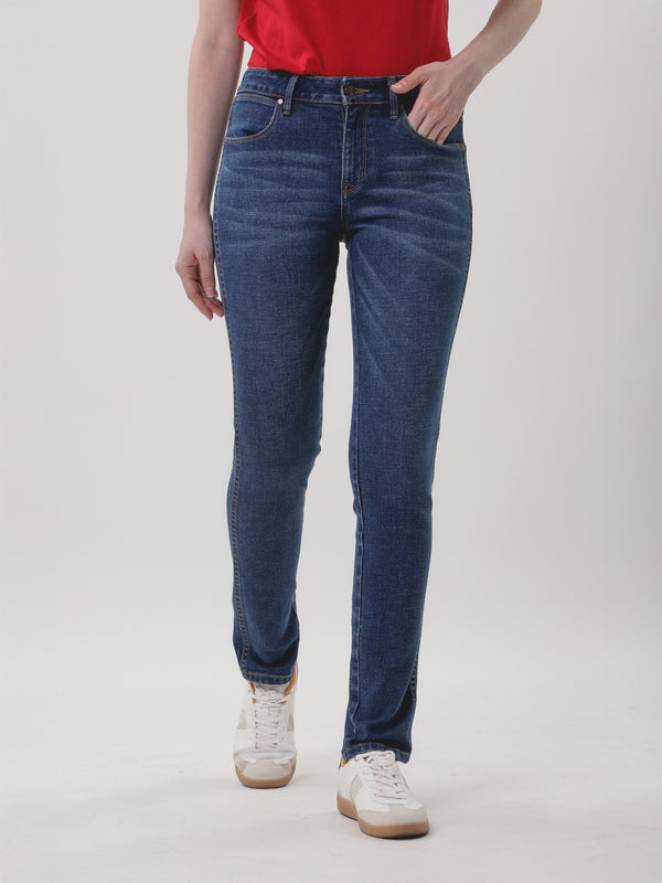 กางเกงยีนส์ผู้หญิง คอลเลคชั่น EVERYDAY WITH WRANGLER LARA FIT เอวกลาง ทรงเข้ารูป สียีนส์กลาง