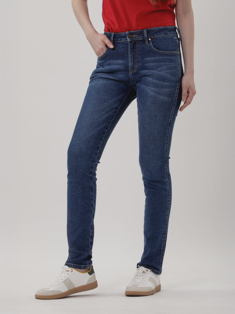 กางเกงยีนส์ผู้หญิง คอลเลคชั่น EVERYDAY WITH WRANGLER LARA FIT เอวกลาง ทรงเข้ารูป สียีนส์กลาง