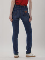 กางเกงยีนส์ผู้หญิง คอลเลคชั่น EVERYDAY WITH WRANGLER LARA FIT เอวกลาง ทรงเข้ารูป สียีนส์กลาง