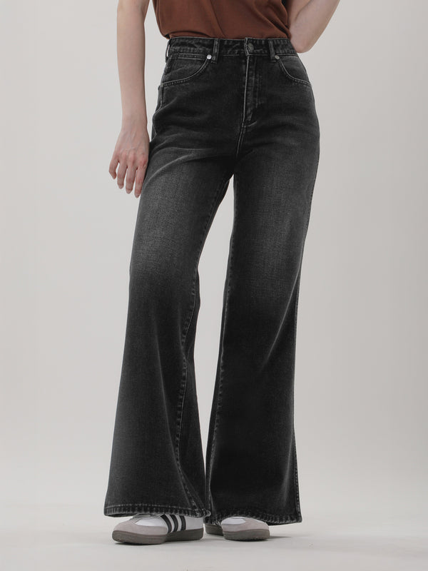 กางเกงยีนส์ผู้หญิง คอลเลคชั่น EVERYDAY WITH WRANGLER FLARE FIT เอวสูง ทรงขาม้ากว้าง สีดำ