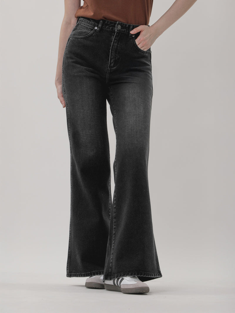 กางเกงยีนส์ผู้หญิง คอลเลคชั่น EVERYDAY WITH WRANGLER FLARE FIT เอวสูง ทรงขาม้ากว้าง สีดำ