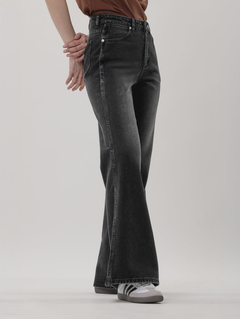 กางเกงยีนส์ผู้หญิง คอลเลคชั่น EVERYDAY WITH WRANGLER FLARE FIT เอวสูง ทรงขาม้ากว้าง สีดำ