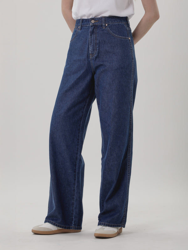 กางเกงยีนส์ผู้หญิง คอลเลคชั่น EVERYDAY WITH WRANGLER LOOSE FIT เอวสูง ทรงหลวม สียีนส์กลาง