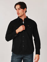 เสื้อเชิ้ตแขนยาวผู้ชาย คอลเลคชั่น WRANGLER LEGENDS ทรงตรง สีดำ