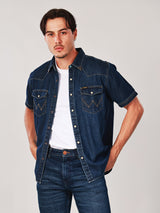 เสื้อเชิ้ตแขนสั้นผู้ชาย คอลเลคชั่น WRANGLER LEGENDS ทรงตรง สียีนส์กลาง