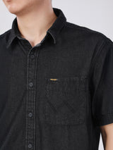 เสื้อเชิ้ตแขนสั้นผู้ชาย ทรงตรง สีดำ