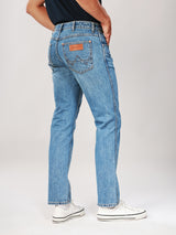 กางเกงยีนส์ผู้ชาย คอลเลคชั่น WRANGLER LEGENDS GREENSBORO FIT เอวกลาง ทรงตรง สียีนส์อ่อน