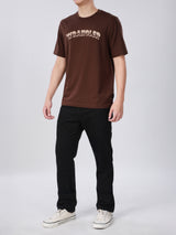 เสื้อยืดแขนสั้นผู้ชาย ทรงตรง สีน้ำตาล