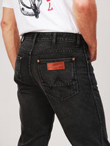 กางเกงยีนส์ผู้ชาย คอลเลคชั่น WRANGLER LEGENDS GREENSBORO FIT เอวกลาง ทรงตรง สีดำ