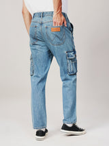 กางเกงยีนส์ผู้ชาย คอลเลคชั่น WRANGLER LEGENDS CARGO FIT เอวกลาง ทรงตรง สียีนส์อ่อน