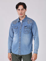 เสื้อเชิ้ตแขนยาวผู้ชาย คอลเลคชั่น BEYOND INDIGO ทรงตรง สียีนส์กลาง