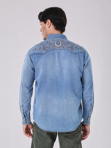 เสื้อเชิ้ตแขนยาวผู้ชาย คอลเลคชั่น BEYOND INDIGO ทรงตรง สียีนส์กลาง