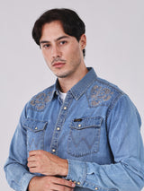 เสื้อเชิ้ตแขนยาวผู้ชาย คอลเลคชั่น BEYOND INDIGO ทรงตรง สียีนส์กลาง