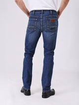 กางเกงยีนส์ผู้ชาย คอลเลคชั่น BEYOND INDIGO LARSTON FIT เอวต่ำ ทรงเข้ารูป สียีนส์กลาง