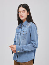 เสื้อเชิ้ตแขนยาวผู้หญิง คอลเลคชั่น BEYOND INDIGO ทรงตรง สียีนส์กลาง