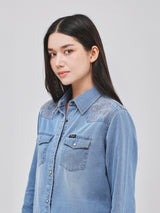 เสื้อเชิ้ตแขนยาวผู้หญิง คอลเลคชั่น BEYOND INDIGO ทรงตรง สียีนส์กลาง