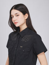 เสื้อเชิ้ตแขนสั้นผู้หญิง คอลเลคชั่น BEYOND INDIGO SLIM FIT สีดำ