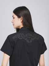 เสื้อเชิ้ตแขนสั้นผู้หญิง คอลเลคชั่น BEYOND INDIGO SLIM FIT สีดำ