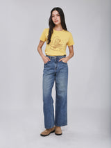 เสื้อยืดแขนสั้นผู้หญิง คอลเลคชั่น BEYOND INDIGO ทรงตรง สีเหลือง