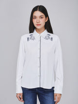เสื้อเชิ้ตแขนยาวผู้หญิง คอลเลคชั่น BEYOND DENIM ทรงตรง สีขาว