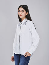 เสื้อเชิ้ตแขนยาวผู้หญิง คอลเลคชั่น BEYOND DENIM ทรงตรง สีขาว