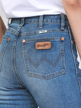 กางเกงยีนส์ผู้หญิง คอลเลคชั่น WRANGLER KEEPS YOU COOL WESTWARD FIT เอวสูง ทรงขาม้า สียีนส์อ่อน