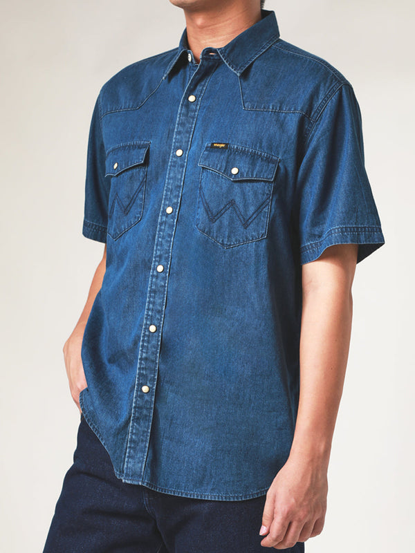 เสื้อเชิ้ตแขนสั้นผู้ชาย คอลเลคชั่น WRANGLER FOR ALL ทรงตรง สียีนส์กลาง