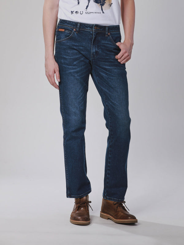 กางเกงยีนส์ผู้ชาย คอลเลคชั่น LEGEND OF WRANGLER TEXAS SLIM FIT เอวกลาง ทรงเข้ารูป สียีนส์กลาง