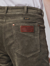 กางเกงขายาวผู้ชาย คอลเลคชั่น LEGEND OF WRANGLER GREENSBORO FIT เอวกลาง ทรงตรง สีเขียวมะกอก