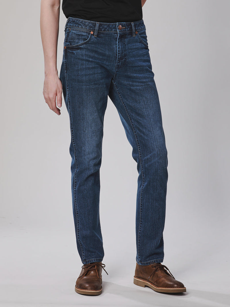 GREENSBORO FIT LEGEND OF WRANGLER COLLECTION MID RISE REGULAR MEN'S JEANS MID INDIGO