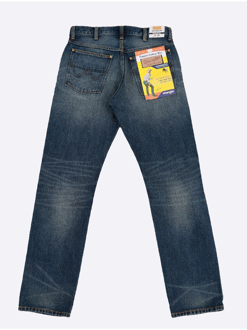 กางเกงยีนส์ (ริมน้ำเงิน)ผู้ชาย คอลเลคชั่น LEGEND OF WRANGLER GREENSBORO FIT (Authentic Premium Jeans)เอวกลาง ทรงตรง สียีนส์กลาง